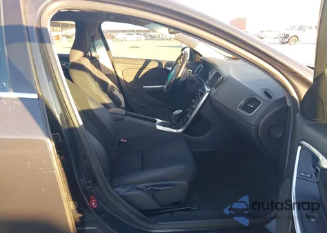 2013 Volvo S60 T5/T5 Platinum/T5 Premier/T5 Premier Plus z USA, uszkodzony, nr VIN YV1612FS6D2183078